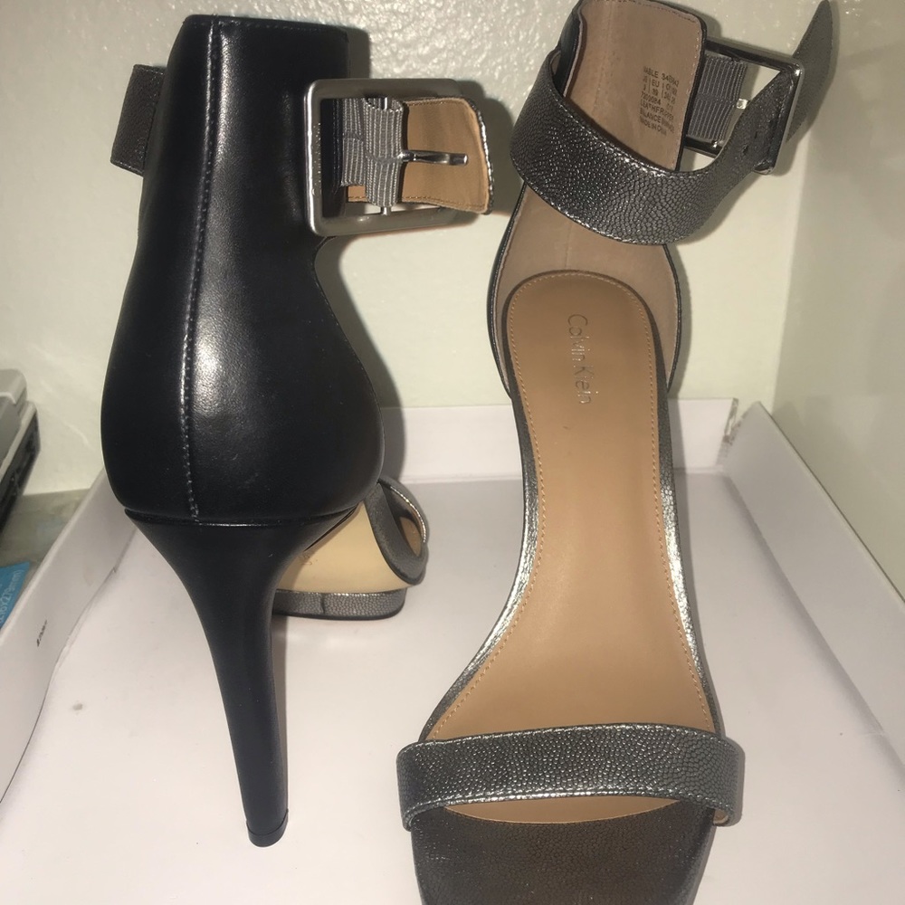 Calvin Klein Vable Metallic Silver Sandal Size 9 - Picture 4 of 5